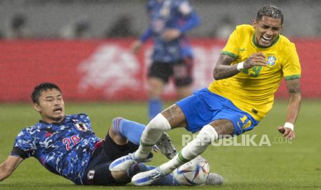 Bek Yuta Nakayama (kiri) dari Jepang selama pertandingan sepak bola persahabatan internasional antara Jepang dan Brasil di Stadion Nasional di Tokyo, Jepang, 6 Juni 2022. Timnas Jepang memanggil Shuto Machino untuk Piala Dunia 2022 di Qatar, menggantikan pemain belakang klub Inggris Yuta Nakayama yang masih mengalami cedera. 