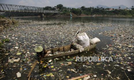 Warga menggunakan perahu untuk mengambil sampah plastik di aliran Sungai Citarum Kawasan Batujajar, Kabupaten Bandung Barat, Jawa Barat, Rabu (22/7/2020). Volume sampah kiriman dari kawasan Kota Bandung dan Kabupaten Bandung di aliran Sungai Citarum terus meningkat dan mengotori sungai meski Satgas Citarum Harum telah menurunkan alat berat untuk mengeruk sampah secara rutin di aliran sungai tersebut. 