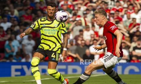   Ben White of Arsenal (L) in action with Rasmus Hojlund of Manchester United during the English Premier League soccer match between Manchester United and Arsenal in Manchester, Britain, 12 May 2024.  