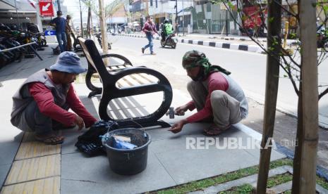 Petugas Dinas Pekerjaan Umum (DPU) Kota Bandung, memasang kursi di trotoar Jalan Kepatihan, Kota Bandung, Selasa (28/9). Pemasangan kursi di trotoar Jalan kepatihan merupakan bagian dari penataan kawasan Alun-alun Kota Bandung agar lebih representatif. Kali ini kursi yg dipasang berbahan fiber, diharapakan lebih awet dan tidak diganggu pihak yang tidak bertanggung jawab.