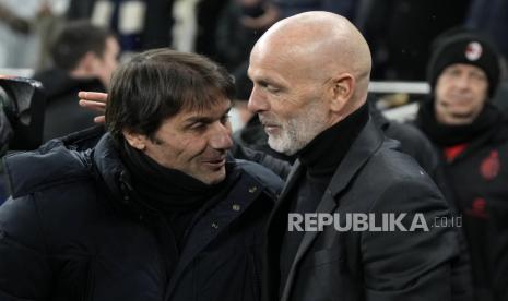 Pelatih kepala Tottenham Antonio Conte (kiri) menyapa manajer AC Milan Stefano Pioli jelang pertandingan sepak bola leg kedua babak 16 besar Liga Champions antara Tottenham Hotspur dan AC Milan di stadion Tottenham Hotspur di London,  Kamis (9/3/2023) dini hari WIB.  