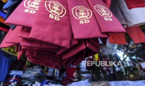 Dinas Pendidikan, Pemuda, dan Olahraga Daerah Istimewa Yogyakarta memanggil perwakilan empat SMA/SMK di provinsi setempat yang terindikasi melakukan praktik jual beli seragam sekolah kepada peserta didik. (ilustrasi)