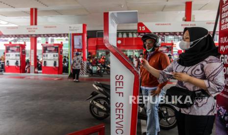 Petugas Stasiun Pengisian Bahan Bakar Umum (SPBU). Pertamina jamin harga BBM tidak naik.