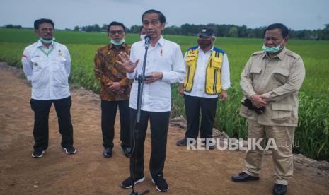 Presiden Joko Widodo (tengah) dan Menteri Pertahanan Prabowo Subianto (kanan)