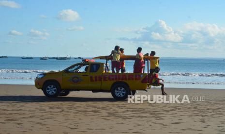 Personel Badan Penyelamat Wisata Tirta (Balawista) berpatroli di Pantai Pangadaran, Jawa Barat, Jumat (12/6). Momen libur panjang perayaan HUT ke-75 RI berdampak kepada peningkatan kunjungan wisatawan ke Pangandaran. 