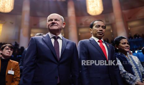 Kanselir Jerman Olaf Scholz (kiri), Presiden Indonesia Joko Widodo (tengah) dan istrinya Iriana (kanan) tiba untuk upacara pembukaan pameran dagang industri tahunan Hannover Messe di Hanover, Jerman, (16/4/2023). Indonesia adalah negara mitra pameran industri Hanover tahun ini dan diwakili oleh lebih dari 150 peserta pameran. Pada pameran perdagangan terkemuka dunia untuk industri, sekitar 4.000 perusahaan dari industri teknik mesin, listrik dan digital serta sektor energi akan memamerkan teknologi, pengembangan, dan solusi terbaru mereka untuk industri yang terhubung dan netral iklim dari 17 hingga 21 April 2023 .