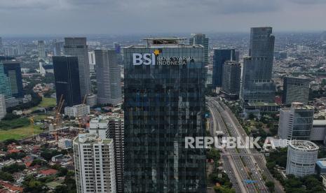 Suasana gedung Bank Syariah Indonesia di Jakarta, Ahad (31/1). Otoritas Jasa Keuangan (OJK) secara resmi mengeluarkan izin penggabungan usaha tiga bank syariah milik BUMN yaitu PT Bank Mandiri Syariah, PT BNI Syariah, dan PT BRI Syariah yang nantinya akan bernama PT Bank Syariah Indonesia dan akan efektif pada Senin (1/2). Republika/Putra M. Akbar