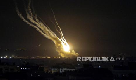  Roket ditembakkan oleh pejuang dari Brigade Al-Quds, sayap bersenjata Jihad Islam Palestina, di Kota Gaza, Jumat (12/5/2023). Militan Palestina di Gaza telah menembakkan roket ke arah Israel setelah militer Israel melakukan serangkaian serangan udara di wilayah  Palestina.