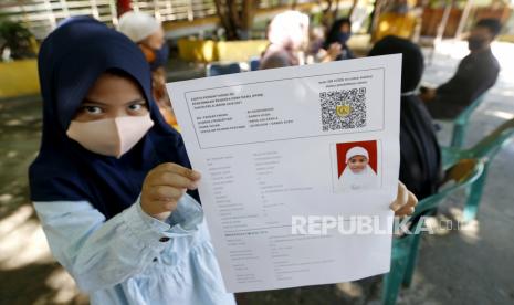 Calon pelajar Sekolah Dasar (SD) memperlihatkan formulir PPDB sesuai zona saat mendaftar. ilustrasi