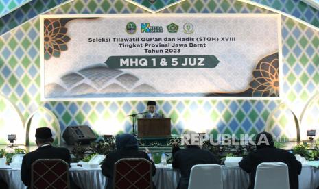 Penampilan peserta tilawah anak saat Seleksi Tilawatil Quran dan Hadis (STQH) XVIII Tingkat Provinsi Jawa Barat Tahun 2023 di Plaza Masjid Pusdai, Kota Bandung, Ahad (7/5/2023). Penyelenggaraan STQH selain untuk mendukung misi Jabar Juara Lahir Batin, juga untuk mengantarkan Jawa Barat kembali menjadi juara umum MTQ di tingkat nasional. STQH Provinsi Jawa Barat berlangsung dari 7-13 Mei 2023.