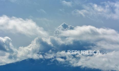 Gunung Raung mengeluarkan asap terlihat dari Desa Pakisan, Tlogosari, Bondowoso, Jawa Timur, Ahad (24/1/2021). Pos Pengamatan Gunung Api (PPGA) Raung melaporkan data pengamatan, Gunung Raung terpantau jelas, asap kawah bertekanan lemah teramati berwarna putih dan kelabu dengan intensitas tipis hingga sedang dan tinggi 200 - 400 meter di atas puncak kawah dan status gunung masih di Level II (Waspada). 