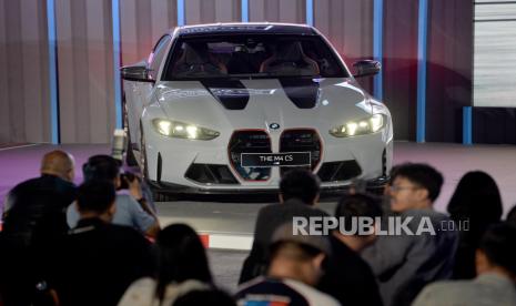 Mobil BMW M4 CS dipajang saat acara peluncuran di Jakarta, Selasa (29/10/2024). BMW Indonesia memperkenalkan dua model terbarunya BMW M4 CS dan BMW M2 Special Edition yang dijual dalam jumlah terbatas. BMW M4 CS dibanderol Rp2,99 miliar off the road, atau sekitar Rp3,3 miliar on the road. Sementara, BMW M2 dibanderol mulai Rp1,76 miliar off the road.