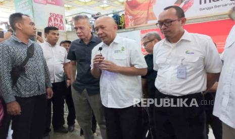 Menteri Koperasi dan UKM Teten Masduki meninjau para pedagang di Pasar Tanah Abang, Jakarta, Selasa (19/9/2023).