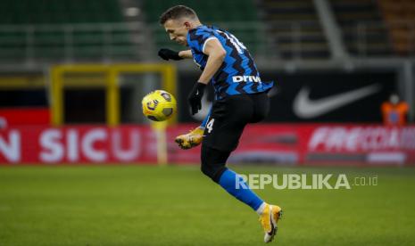 Ivan Perisic dari Inter Milan mengontrol bola selama pertandingan sepak bola babak 8 Piala Italia antara Inter Milan dan AC Milan di stadion San Siro, di Milan, Italia, Selasa, 26 Januari 2021. 