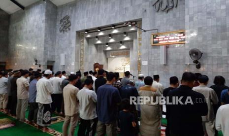 Suasana Sholat di Masjid Ukhuwah Islamiyah Depok