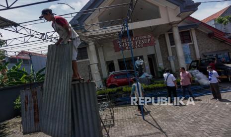 Petugas memasang tenda di halaman Gereja Katholik Santo Yusup, Kabupaten Batang, Jawa Tengah, Rabu (22/12/2021). Pengurus gereja itu mulai memasang fasilitas penunjang ibadah umat Nasrani jelang perayaan Natal 2021. 