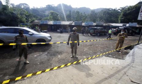 Sejumlah petugas Satpol PP menyegel akses masuk ke lokasi warung pedagang kaki lima (PKL). Ilustrasi