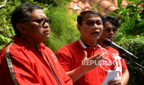 Ketua DPP PDIP Ahmad Basarah (tengah) menyampaikan keterangan kepada wartawan di kantor DPP PDIP, Menteng, Jakarta Pusat, Kamis (27/4/2023). 