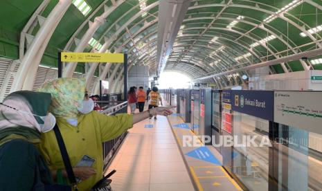 Antusias warga menjajal untuk pertama kalinya Lintas Rel Terpadu (LRT) pada Jumat (1/9/2023). Legislator minta Dishub DKI perluas ganjil genap seiring beroperasinya LRT Jabodebek.