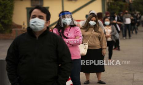  Orang-orang menunggu dalam antrean untuk pengujian COVID-19 di situs pengujian yang dioperasikan oleh CORE di Los Angeles, Senin, 7 Desember 2020. Wilayah California Selatan yang luas diisolasi pada hari Senin dalam upaya untuk mengekang infeksi virus korona dan rawat inap.