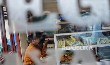 Pengunjung menyantap makanan di salah satu warteg di Jakarta, Ahad (5/12). Pemberlakukan pembatasan kegiatan masyarakat (PPKM) di DKI Jakarta menjadi level 2 dikhawatirkan pemilik rumah makan warung tegal mengalami penurunan omzet, pasalnya dalam aturan PPKM level 2, kapasitas rumah makan maksimal 50 persen serta pembatasan jam operasional hingga pukul 21.00 dengan jam waktu makan ditempat selama 60 menit. Republika/Thoudy Badai