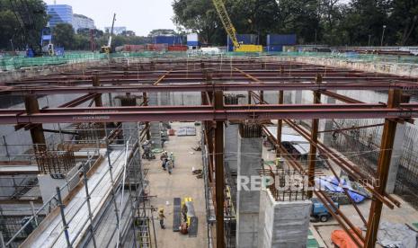 Sejumlah pekerja menyelesaikan proyek pembangunan jalur MRT Jakarta fase 2A CP201 di kawasan Monumen Nasional (Monas), Jakarta. MRT menanam pohon pengganti dari pohon yang terdampak proyek pembangunan Fase 2A.