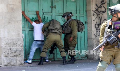 Israeli soldiers arrest a Palestinian man during clashes following a protest in the city center of the West Bank city of Hebron, 09 August 2022.Three Palestinians were killed, on 09 August, when Israeli soldiers blew up a house they were inside in the old town of the West Bank city of Nablus, according to medical sources. The Ministry of Health confirmed the death of the three Palestinians who were brought to a hospital in very critical condition. 