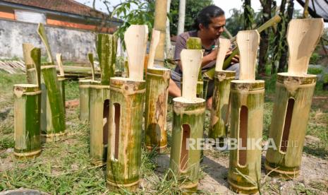 Perajin menyelesaikan pembuatan Kentongan bambu di Kedu, Temanggung, Jawa Tengah. Perajin Kentongan yang memulai berproduksi sejak sebulan terakhir mengaku terinspirasi program gubernur Jawa Tengah Ganjar Pranowo untuk menghidupkan kembali kearifan lokal yaitu Kentongan sebagai alat penanda bencana dan kejahatan pencurian.