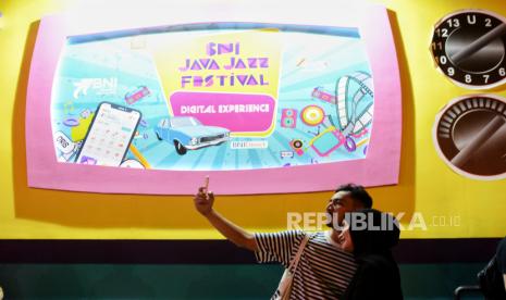 Pengunjung berfoto di depan instalasi bertuliskan BNI Java Jazz.