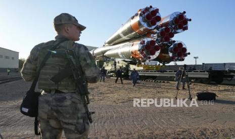  Roket pendorong Soyuz-2.1 Rusia dengan kapal luar angkasa Soyuz MS-22 yang akan membawa kru baru ke Stasiun Luar Angkasa Internasional (ISS) diangkut dari hanggarnya ke landasan peluncuran di kosmodrom Baikonur yang disewa Rusia, Kazakhstan, Minggu, 18 September. , 2022. Misi Soyuz baru ke Stasiun Luar Angkasa Internasional (ISS) dijadwalkan pada hari Rabu, 21 September dengan astronot NASA Frank Rubio, bersama dengan kosmonot Roscosmos Sergey Prokopyev dan Dmitri Petelin.