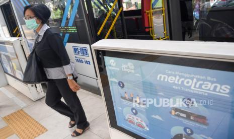 Penumpang turun dari bus Transjakarta di Halte Budaran Hotel Indonesia, Jakarta, Selasa (17/3/2020). 