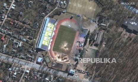  Citra satelit yang disediakan oleh Maxar Technologies ini menunjukkan kawah besar dan pusat pelatihan olahraga Olimpiade yang rusak selama invasi Rusia, di Chernihiv, Ukraina, Rabu, 16 Maret 2022.