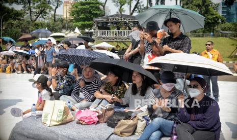 Penonton menyaksikan pertandingan semifinal kategori lead putra Kejuaraan Dunia Panjat Tebing 2022 IFSC Seri Jakarta di kawasan SCBD, Jakarta, Senin (26/9/2022). Raviandi Ramadhan menjadi atlet Tanah Air satu-satunya yang lolos ke babak final kategori lead. Sebelumnya atlet putra panjat tebing Indonesia meloloskan empat penggawa putra kategori lead ke semifinal IFSC Climbing World 2022, yakni Ravianto Ramadhan, Raviandi Ramadhan, MusUwir, dan Muhammad Rizky Syahrafli. Republika/Thoudy Badai