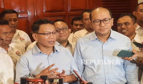 Ketua Umum Konfederasi Serikat Pekerja Nusantara (KSPN), Ristadi dan Ketua Umum TKN Prabowo-Gibran, Rosan Roeslani menyampaikan keterangan pers usai bertemu Prabowo Subianto di kediaman Ketua Umum Partai Gerindra itu di Jalan Kertanegara, Jakarta Selatan, Rabu (29/11/2023) malam.