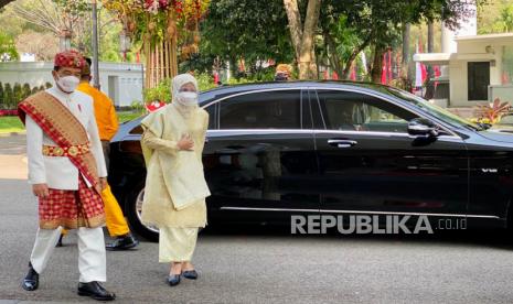 Presiden Joko Widodo (kiri) bersama Ibu Negara Iriana Joko Widodo (kanan) tiba untuk memimpin Upacara Peringatan Detik-Detik Proklamasi Kemerdekaan 1945 di Istana Merdeka, Jakarta, Selasa (17/8/2021). Presiden Jokowi mengenakan pakaian adat Lampung, sementara Ibu Negara mengenakan busana nasional dengan kain songket. 