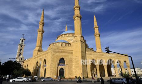  Mobil taksi memblokir jalan selama protes terhadap kenaikan harga bensin di pusat kota Beirut, Lebanon, 30 November 2021. Lebanon telah menderita krisis politik dan ekonomi yang mencekik selama dua tahun. Setelah gangguan pasokan bensin, solar dan listrik, subsidi untuk semua turunan minyak dan obat-obatan dicabut. Tingginya harga BBM membuat para sopir taksi berhenti bekerja, sehingga banyak warga yang menggunakan sepeda dan sepeda motor.