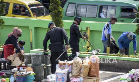 Petugas kepolisian melakukan penyisiran dan sterilisasi jelang kunjungan Presiden RI Joko Widodo di Pasar Sederhana, Sukajadi, Kota Bandung, Senin (17/1/2022). Dalam kunjungan tersebut Presiden RI Joko Widodo membagikan 2.000 paket sembako serta menyalurkan Bantuan Tunai untuk Pedagang Kaki Lima dan Warung (BT-PKLW) sebesar Rp1,2 juta kepada sedikitnya 100 pedagang di pasar tersebut. Foto: Republika/Abdan Syakura