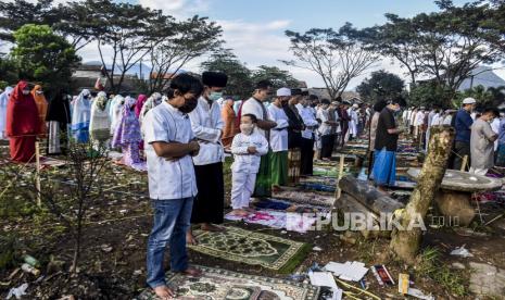 Umat muslim melaksanakan sholat Idul Fitri 1441 H 