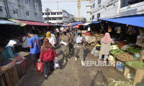 Petugas Polisi Pamong Praja Provinsi Lampung melakukan sosialisasi protokol kesehatan di pasar tradisional di Bandar Lampung, Lampung, Rabu (17/6/2020). Sosialisasi tersebut sebagai upaya Pemerintah Provinsi Lampung dan Kabupaten/Kota untuk mencegah penyebaran wabah COVID-19 terutama jelang penerapan tatanan normal baru