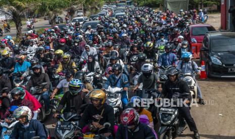 Sejulah warga terjebak macet saat pemberlakuan buka tutup jalur wisata Anyer di Ciwandan, Kota Cilegon, Banten, Selasa (25/4/2023). Sistem buka tutup dari arah Jakarta menuju kawasan wisata Anyer dan sebaliknya tersebut diberlakukan akibat membludaknya volume kendaraan menuju tempat wisata saat libur Lebaran 2023. Pulihkan stamina setelah libur lebaran.