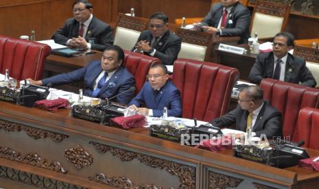 Wakil Ketua DPR Sufmi Dasco Ahmad (tengah) bersama Wakil Ketua Rahmat Gobel (kiri) dan Lodewijk Freidierich Paulus memimpin rapat paripurna DPR RI ke-13 masa persidangan IV tahun sidang 2023-2024 di Gedung Nusantara II, Kompleks Parlemen Senayan, Jakarta, Selasa (5/3/2024). Rapat yang beragendakan pidato Ketua DPR dalam rangka pembukaan Masa Persidangan IV Tahun Sidang 2023-2024 tersebut di warnai sejumlah Iterupusi yang menyinggung hak angket serta kenaikan harga beras.