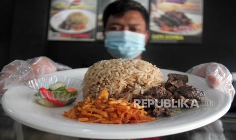 Mengemut Jari Tangan Setelah Makan, Pernahkah Dilakukan Nabi Muhammad?