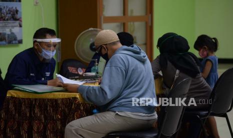 Petugas membantu orang tua murid di posko pelayanan Penerimaan Peserta Didik Baru (PPDB) SMA (ilustrasi).