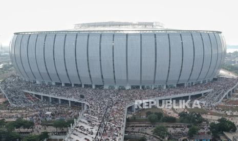 Foto aerial jamaah melaksanakan sholat Idul Fitri di Jakarta International Stadium (JIS), Jakarta, Senin (2/5/2022). Sholat Idul Adha di JIS akan dimulai pukul 06.30 WIB pada Ahad (10/7/2022).