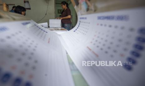 Bolehkah Seorang Muslim Membuat Resolusi Tahun Baru?. Pekerja menyelesaikan produksi kalender 2021 di salah satu percetakan di Bungur, Jakarta, Ahad (13/12/2020).  Pelaku industri percetakan setempat mengaku pendapatan dari produksi kalender menurun drastis sekitar 50 persen dibandingkan tahun-tahun sebelumnya karena merosotnya pesanan dampak dari lesunya perekonomian saat pandemi COVID-19. 