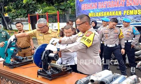 Kapolrestabes Bandung Kombes Pol Budi Sartono bersama Pj Wali Kota Bandung Bambang Tirtoyuliono dan jajaran Forkopimda lain secara simbolis memusnahkan knalpot bising yang mencapai 11.049 unit di Mapolrestabes Bandung, Senin (8/1/2024). 