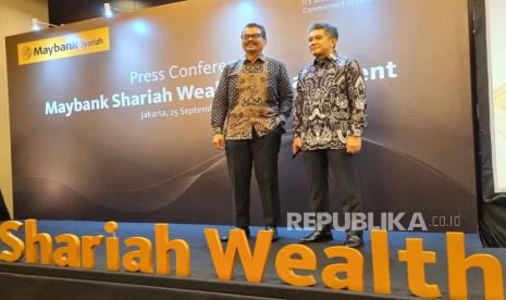 Presiden Direktur PT Bank Maybank Indonesia Tbk (Maybank Indonesia) Taswin Zakaria (kanan) bersama Head Shariah Banking Romy Buchari (kiri).