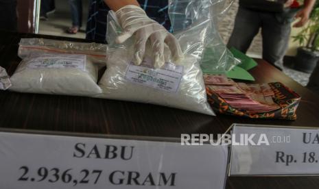 Petugas Kepolisian memperlihatkan barang bukti narkoba jenis sabu (ilustrasi)