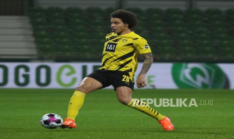 Axel Witsel saat membela Borussia Dortmund. Atletico Madrid selangkah lagi mendapatkan Witsel pada bursa transfer musim panas 2022 ini.