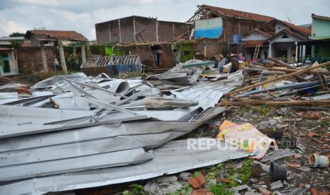 Sejumlah bangunan mengalami kerusakan parah bahkan di antaranya rata dengan tanah tersapu angin puting beliung. Rekapitulasi di PPK Cicalengka ditunda karena gudang logistik kena puting beliung.